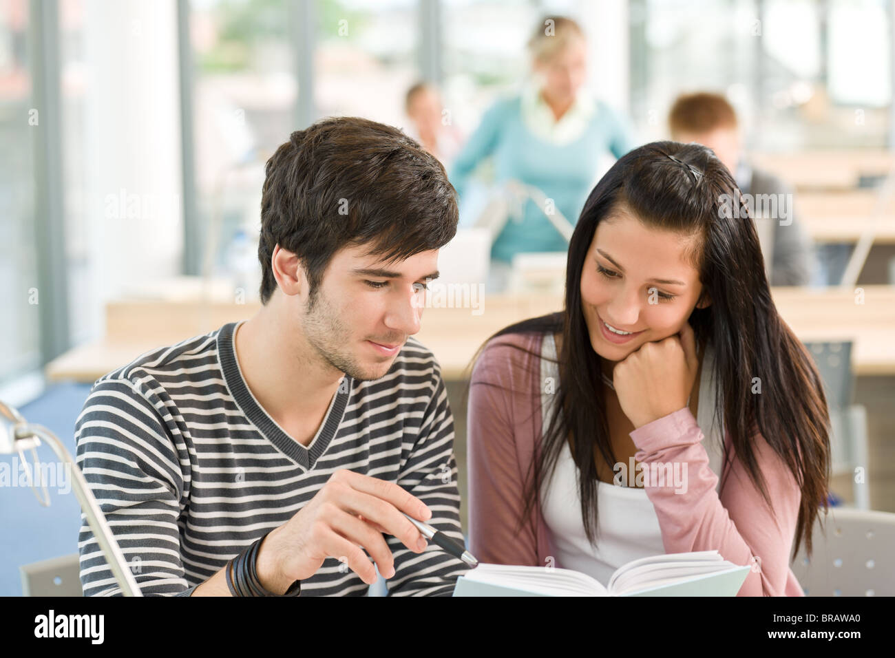 Deux élèves de lire en classe à l'université livre Banque D'Images