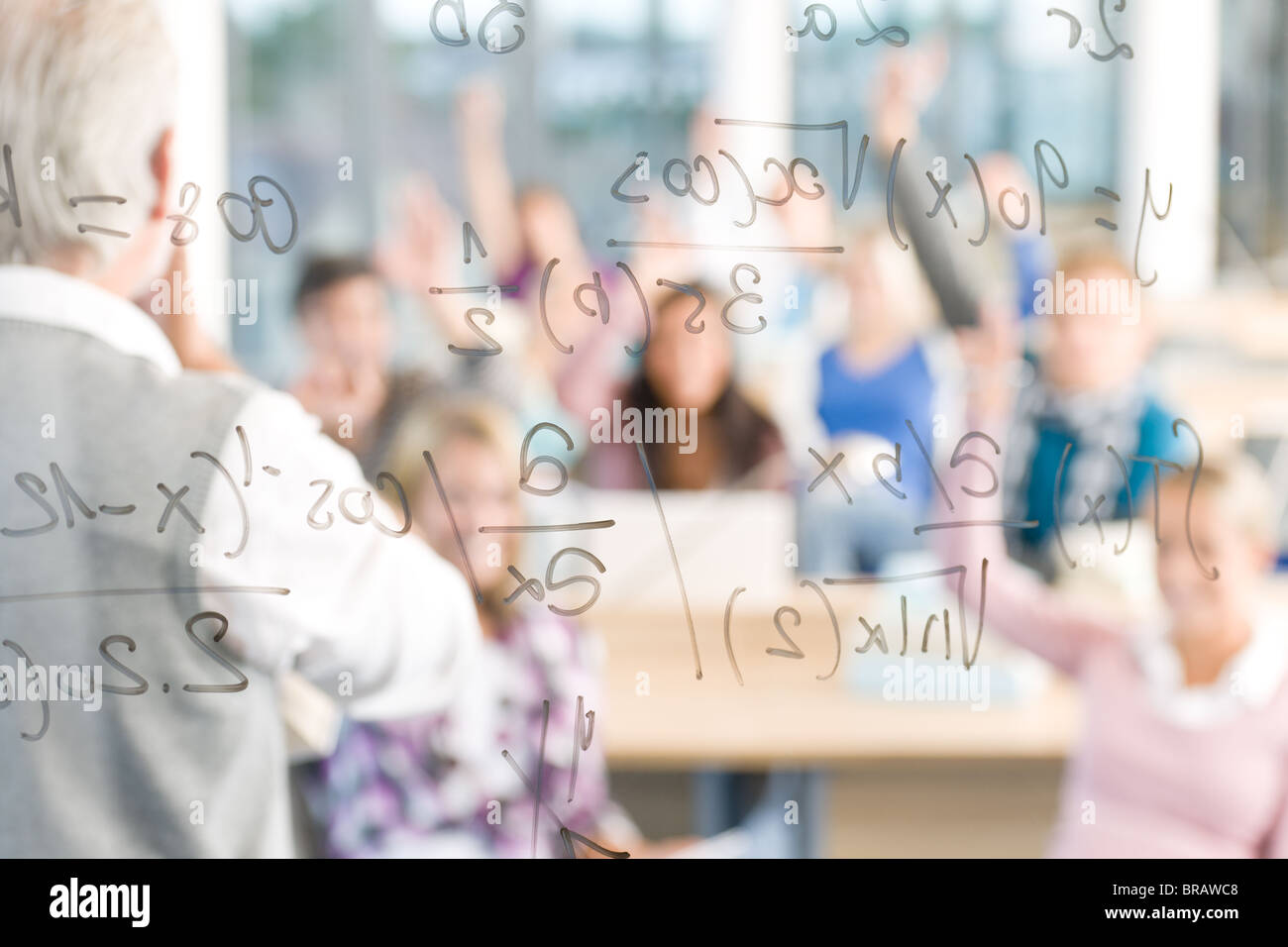 Cours de mathématiques à l'école secondaire - les élèves avec le professeur en classe Banque D'Images