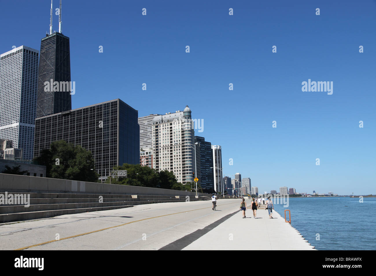 Horizon de Chicago et le sentier récréatif au bord de l'eau Banque D'Images