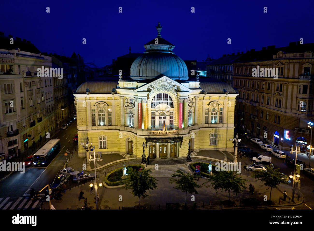 Le théâtre Vigszinhaz à Budapest, Hongrie dans la nuit Banque D'Images