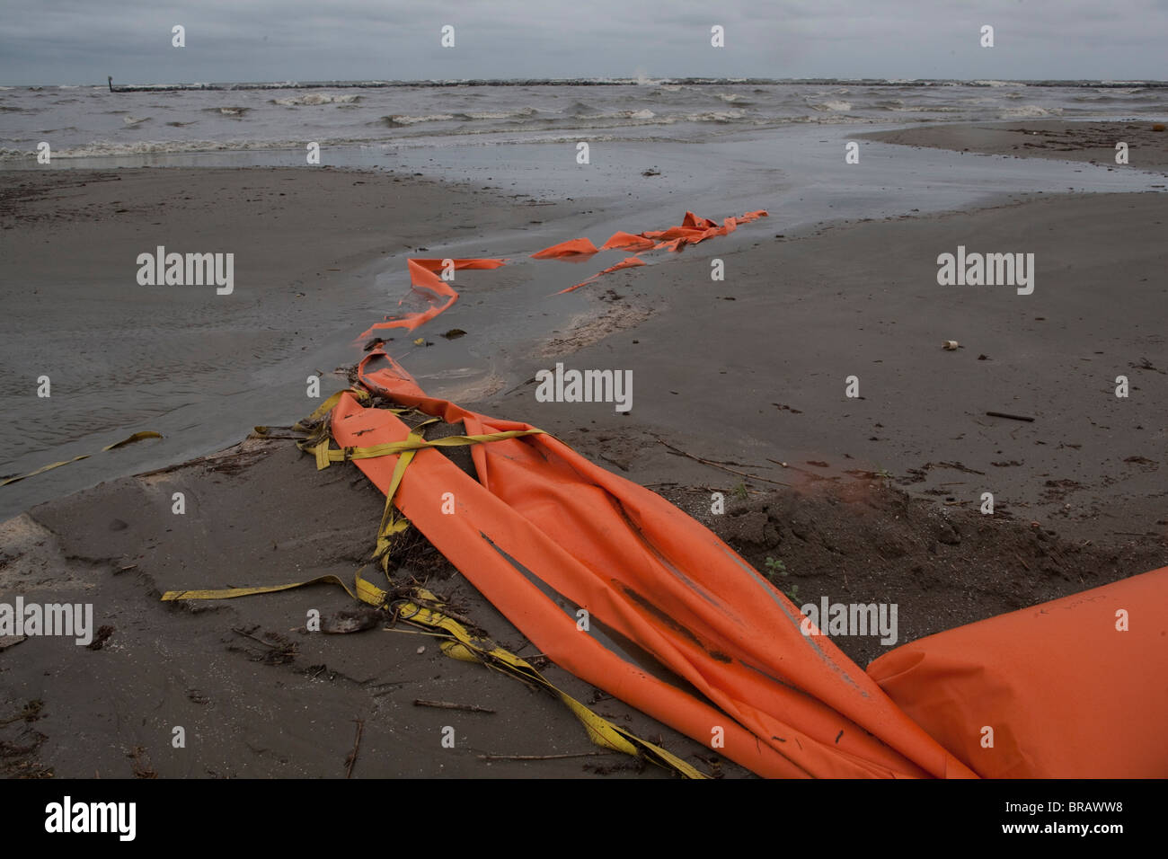 Les rampes d'huile protectrice en plein désarroi après une tempête traverse Grand Isle, en Louisiane. Banque D'Images