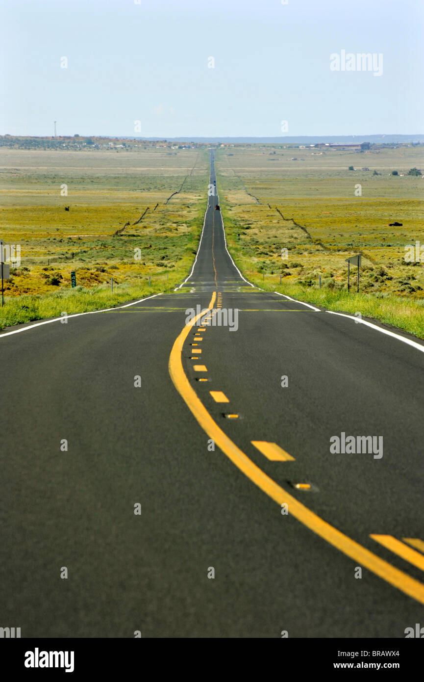 Longue route droite Arizona USA Banque D'Images
