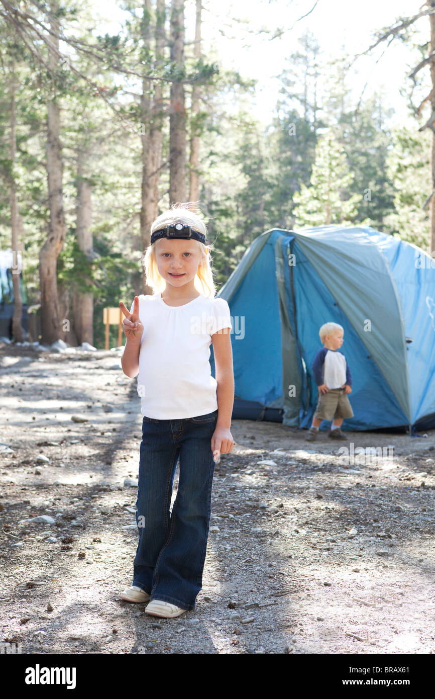 Petite fille avec projecteur de camping Photo Stock - Alamy