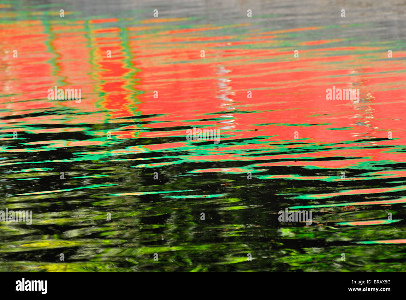 Motifs abstraits colorés dans l'eau Banque D'Images