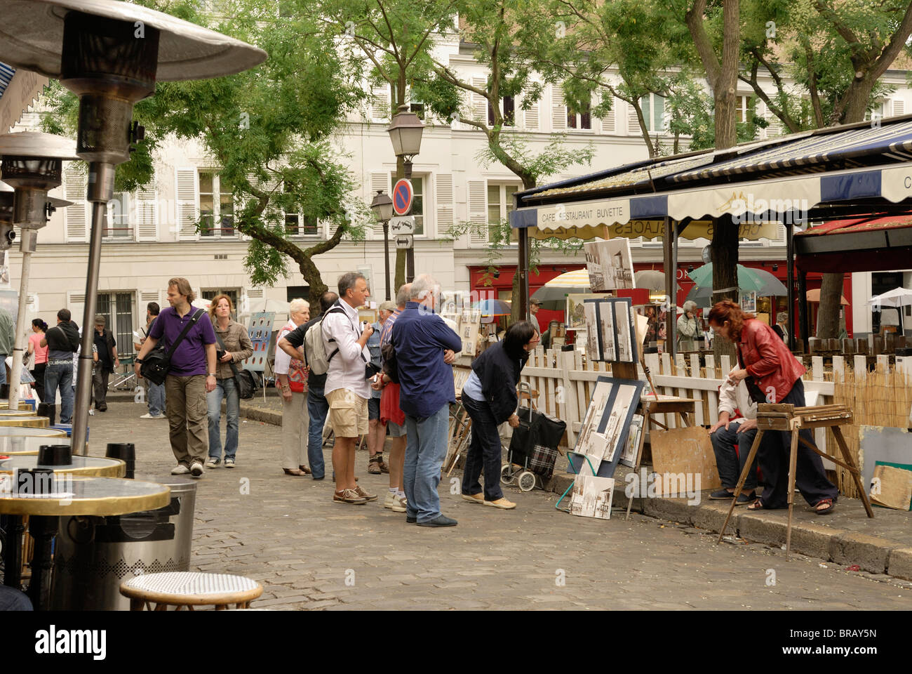 Et marché de l'art populaire situé dans le quartier de Montmartre à Paris, France. Banque D'Images