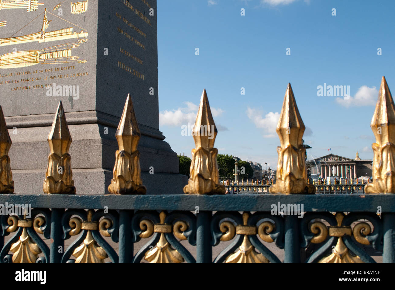 Place de la concorde avec l'Obélisque de Louxor et l'Assemblée Nationale, Paris, France Banque D'Images