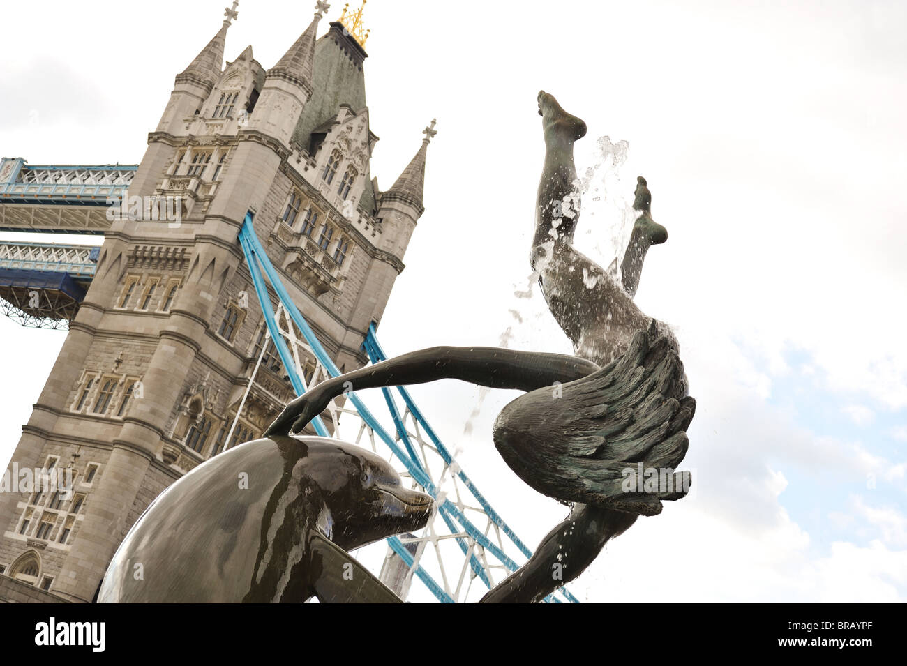 London Tower Bridge et la statue de dauphin Banque D'Images