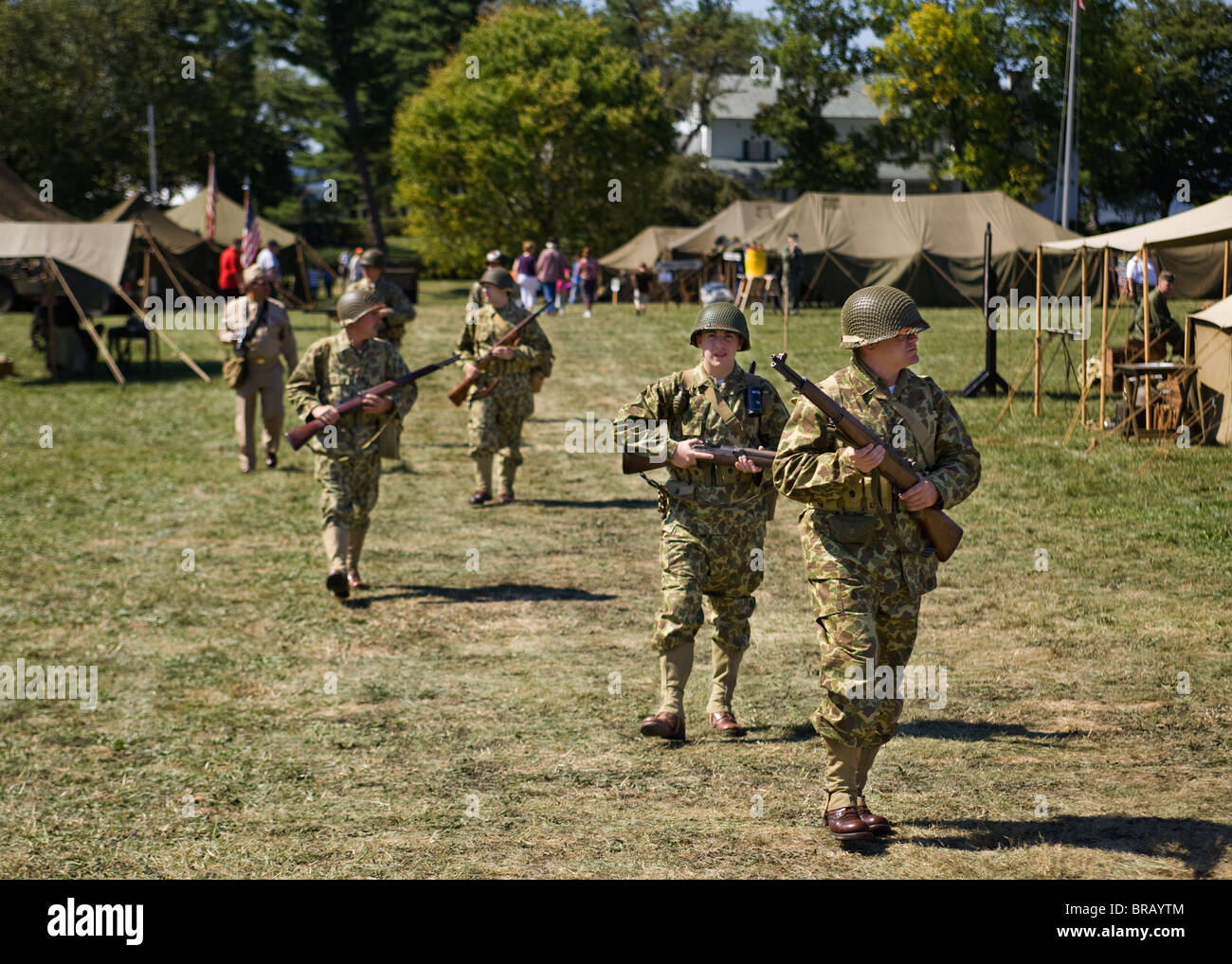 WWII US Army Soldiers marching reenactment Banque D'Images