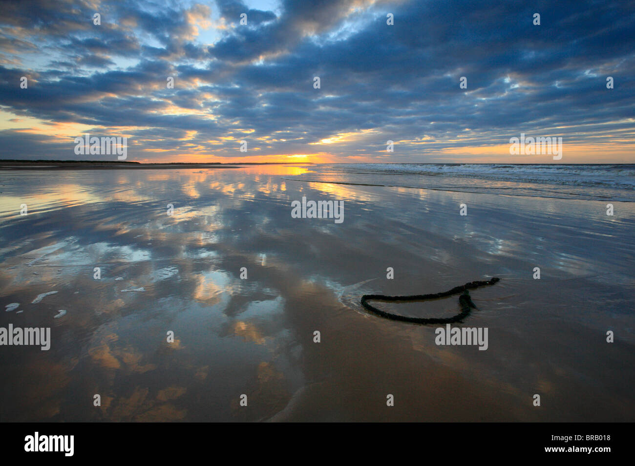 Crépuscule à Brancaster Beach sur la côte nord du comté de Norfolk. Banque D'Images