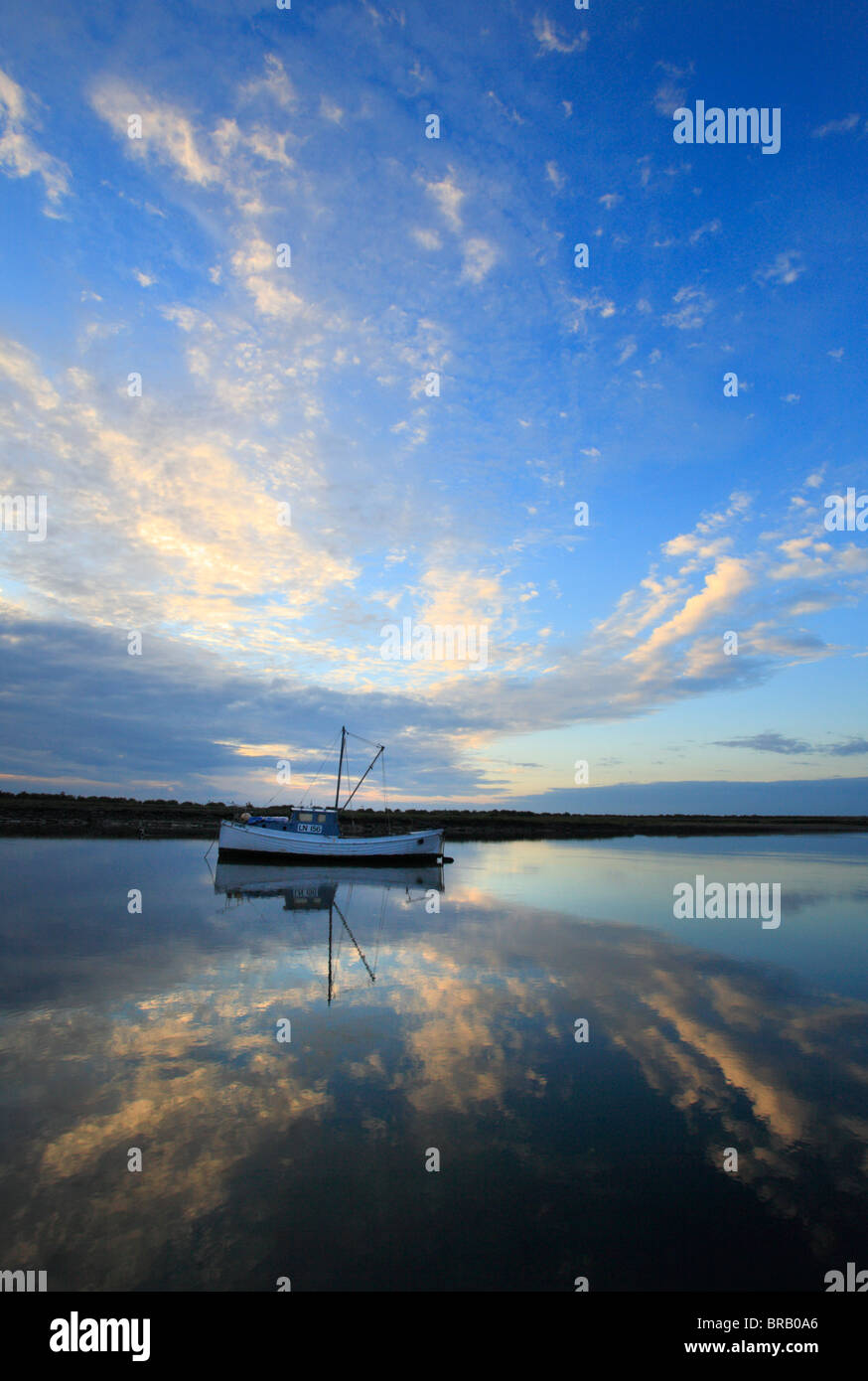 Bateau à Burnham Overy Staithe sur la côte nord du comté de Norfolk. Banque D'Images