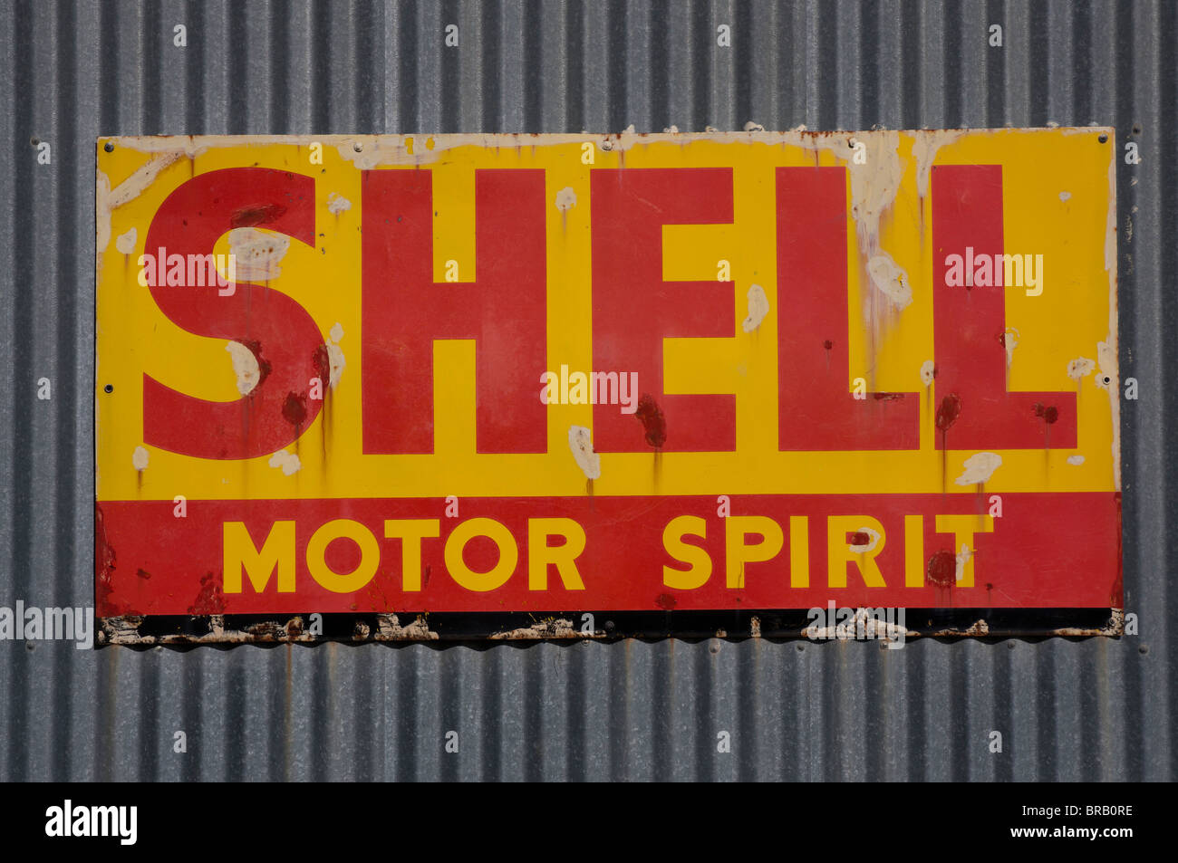Vieux, enseigne publicitaire pour Shell pour moteurs Banque D'Images