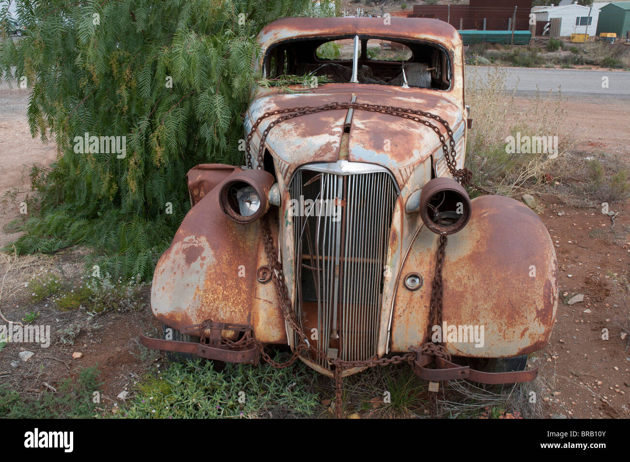 Carcasse de voiture vintage rouille dans outback ville minière de Broken Hill en Nouvelle Galles du Sud Banque D'Images