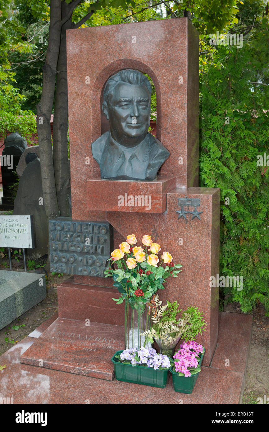 La tombe de l'État soviétique et Vlasovich parti Alexander Kovalenko (1909-1987) au cimetière de Novodievitchi Moscou, Russie Banque D'Images