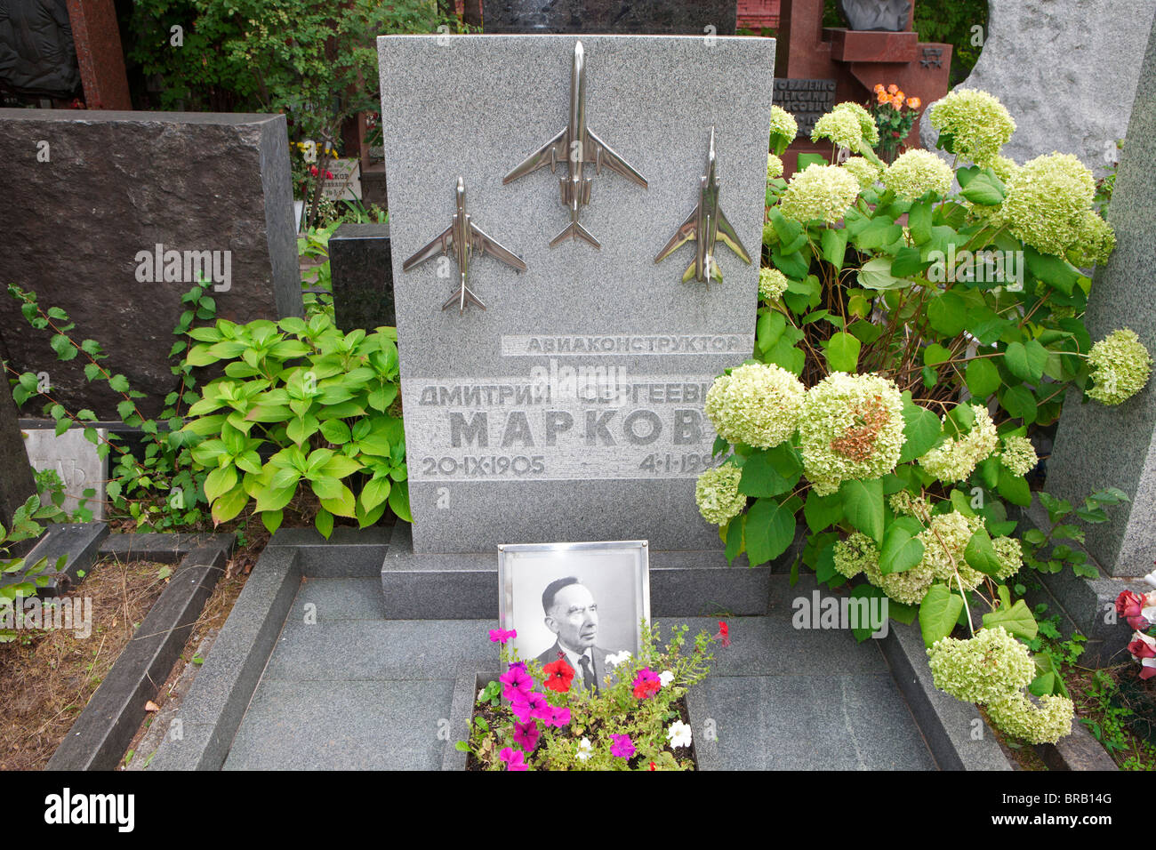 La tombe d'un avion russe soviétique designer Dimitriy Sergueïevitch Markov (1905-1992) au cimetière de Novodievitchi Moscou, Russie Banque D'Images