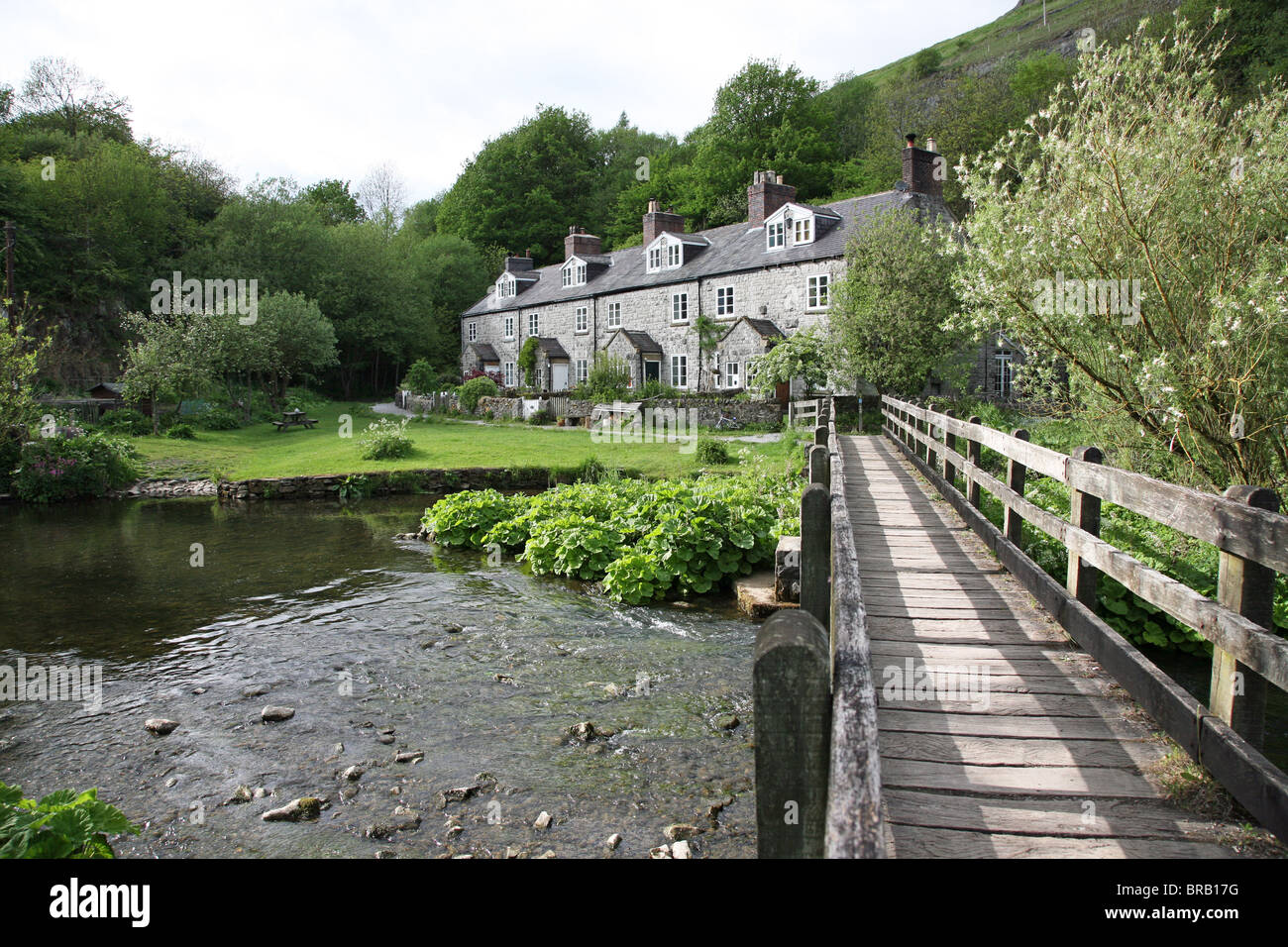 Chalets en bois de fer et passerelle à Chee Dale, Derbyshire Peak District National Park, Angleterre, RU Banque D'Images