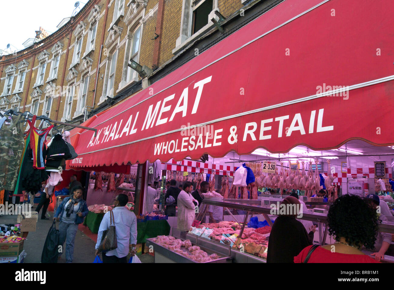 Royaume-uni south london brixton le marché en plein air d'un des bouchers halal shop et signer Banque D'Images