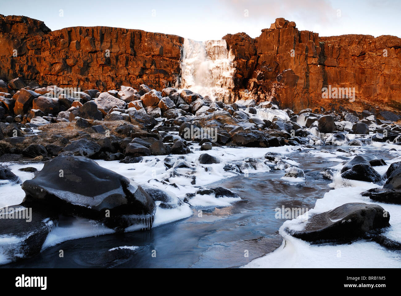 Cascade Oxararfoss congelés en hiver, le parc national de Thingvellir, Islande Banque D'Images