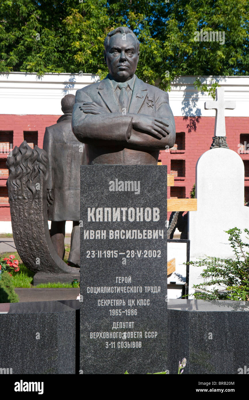La tombe de la fédération soviétique secrétaire du parti communiste Ivan Kapitonov (1915-2002) au cimetière de Novodievitchi Moscou, Russie Banque D'Images