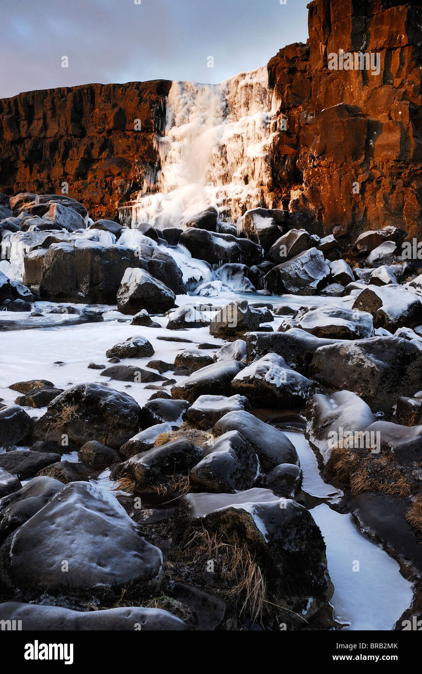 Cascade Oxararfoss congelés en hiver, le parc national de Thingvellir, Islande Banque D'Images