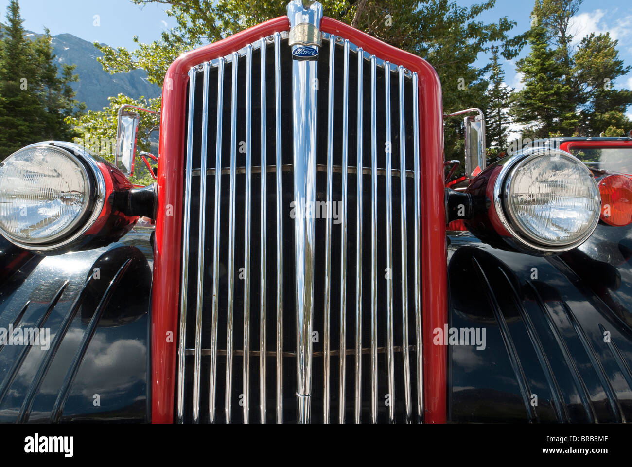 Le bus rouge, Glacier National Park, Montana. Banque D'Images