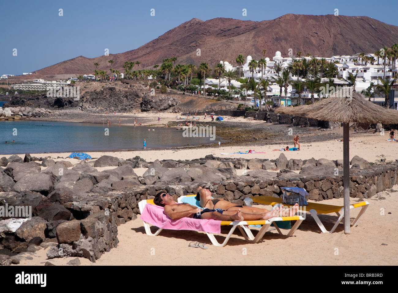 Bain de soleil près de Playa Flamingo avec Montana Roja en arrière-plan,  Playa Blanca, Lanzarote Photo Stock - Alamy