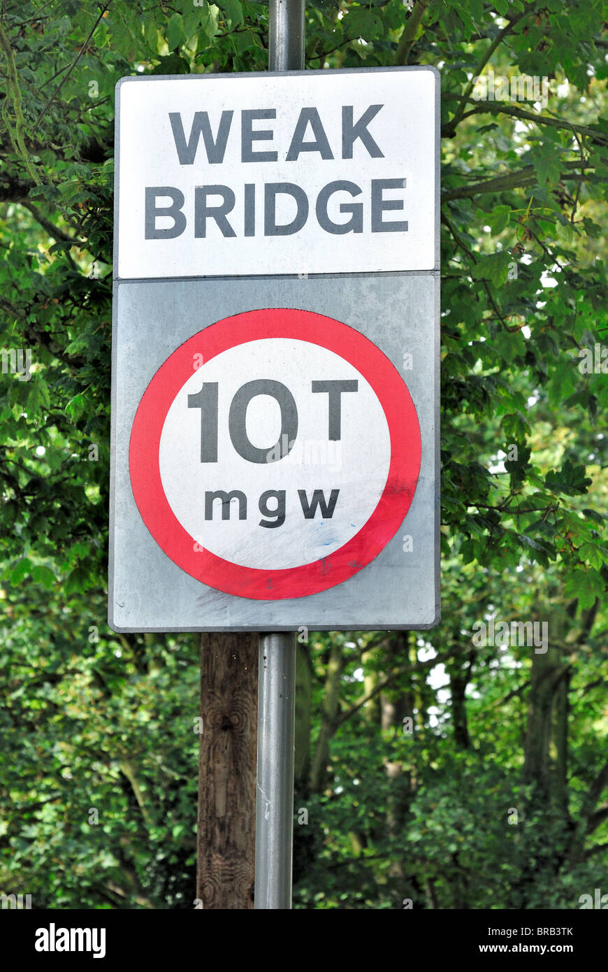 Signalisation routière pour faible pont,Grande-Bretagne Banque D'Images