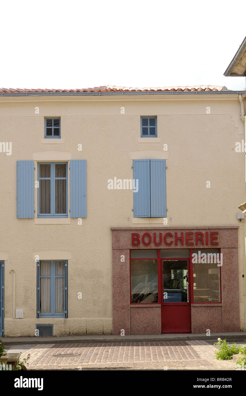 Un petit village français Butchers Shop. Banque D'Images