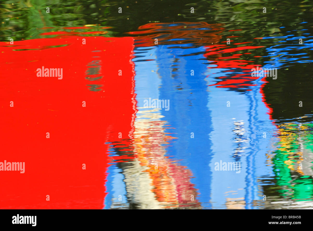Motifs abstraits colorés dans l'eau Banque D'Images