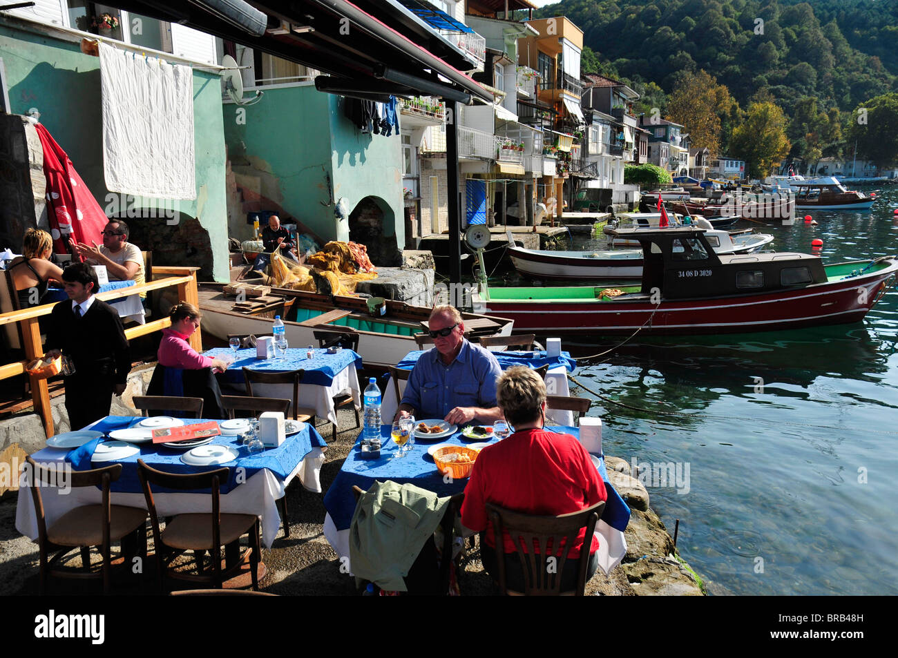 L'Anadolu Kavagi Restaurant à quai, petit village touristique et de pêche dans le détroit du Bosphore près de la mer Noire. La Turquie. Banque D'Images