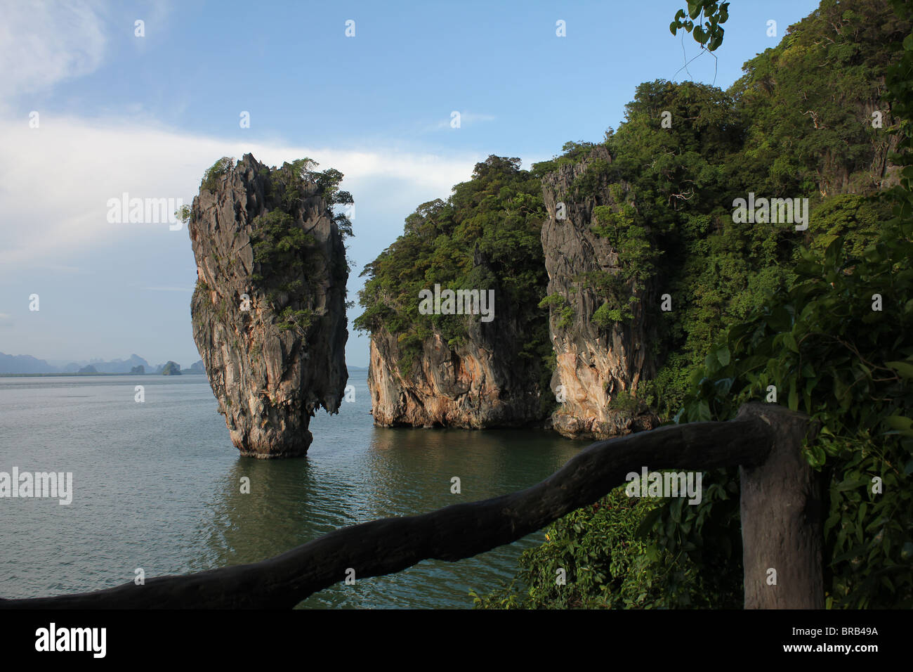 Ko Tapu, mieux connu sous le nom de 'James bond island' au large de la côte de la région de Phang Nga Phuket, Thaïlande sur une journée d'été. Banque D'Images