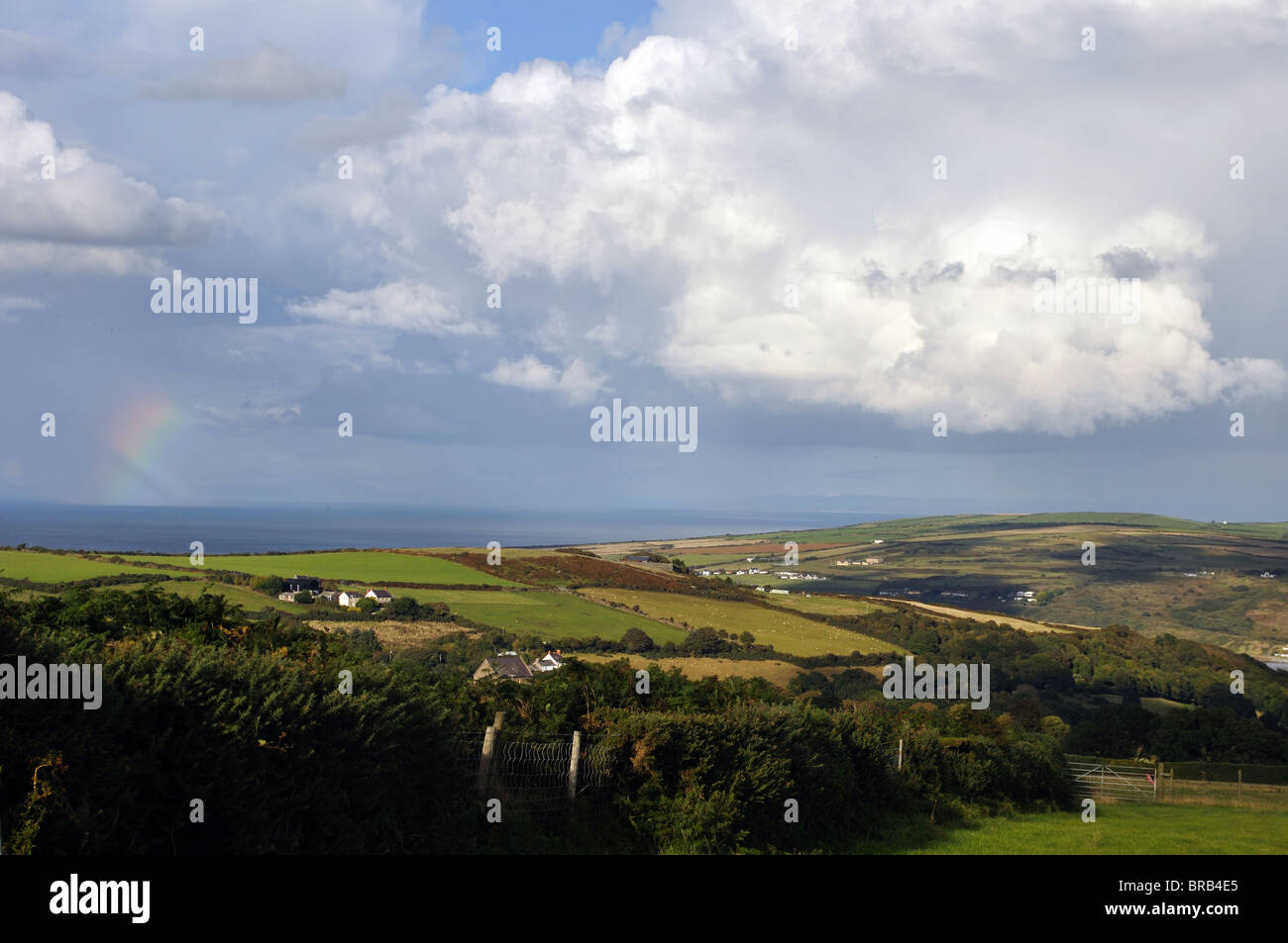 Et arc-en-ciel cumulonimbus sur la baie de Cardigan, St Dogmaels, Pembrokeshire, Pays de Galles, Royaume-Uni Banque D'Images