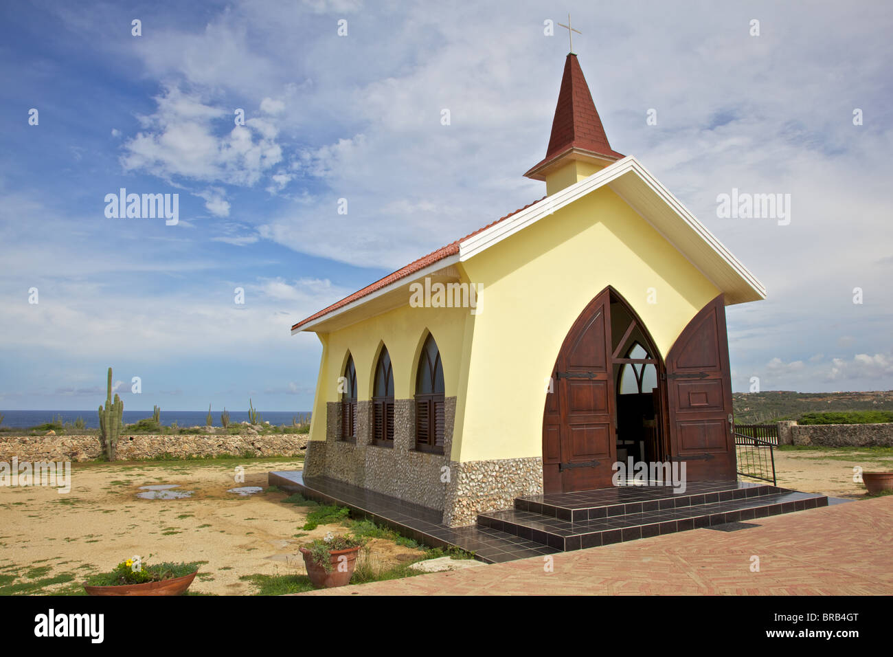 Chapelle d'Alto Vista. Une petite chapelle catholique jaune vif qui se dresse sur les collines au-dessus de la Côte-Nord. Banque D'Images