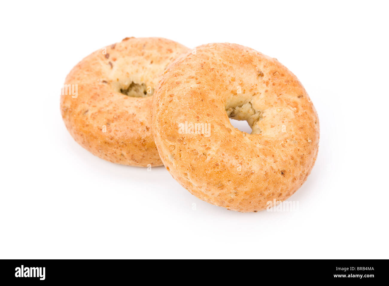 Bagel de blé entier avec fond blanc Banque D'Images