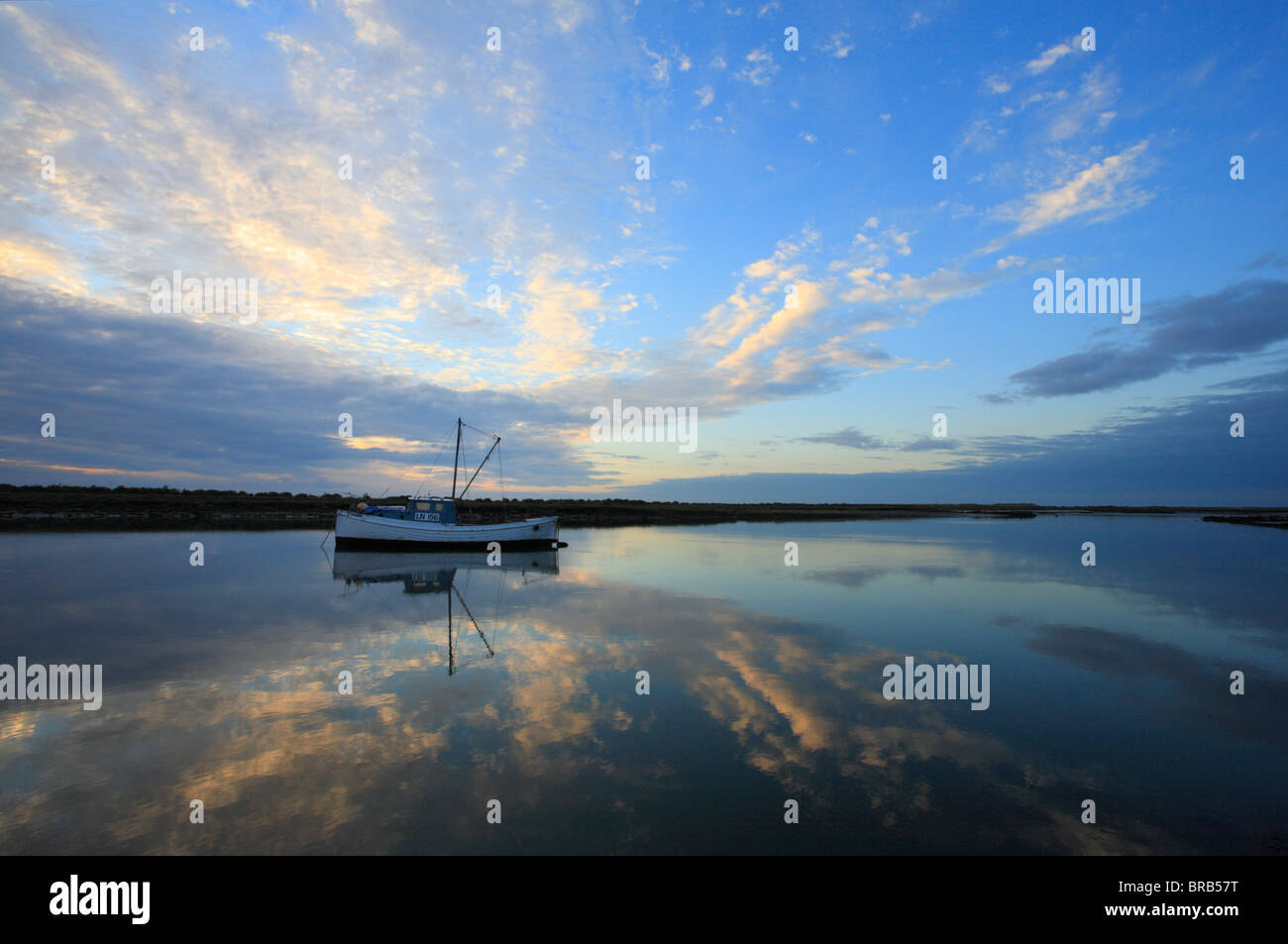 Bateau à Burnham Overy Staithe sur la côte nord du comté de Norfolk. Banque D'Images