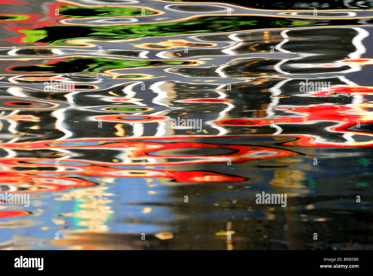 Motifs abstraits colorés dans l'eau Banque D'Images
