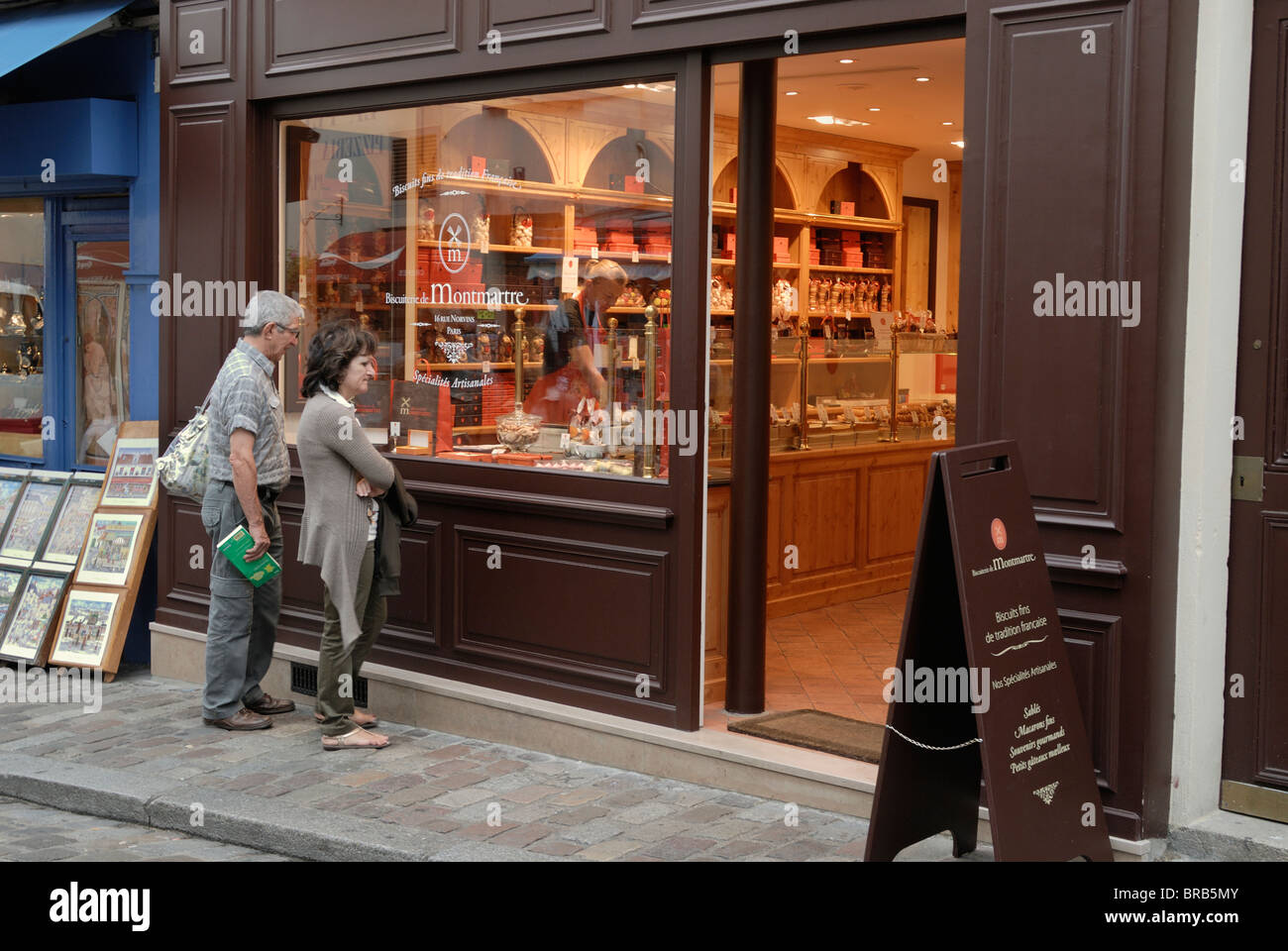 En couple à la recherche d'un magasin de bonbons, in Paris France. Banque D'Images