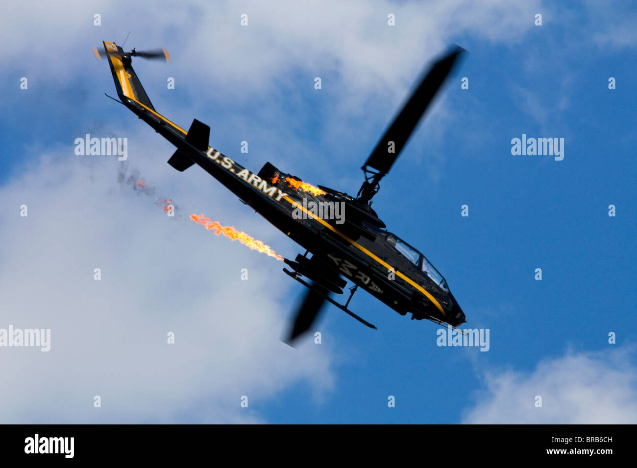 Les soldats de l'équipe de démonstration ciel Cobra vol AH-1 Cobras à l'Airshow 2010 Winston Salem Banque D'Images