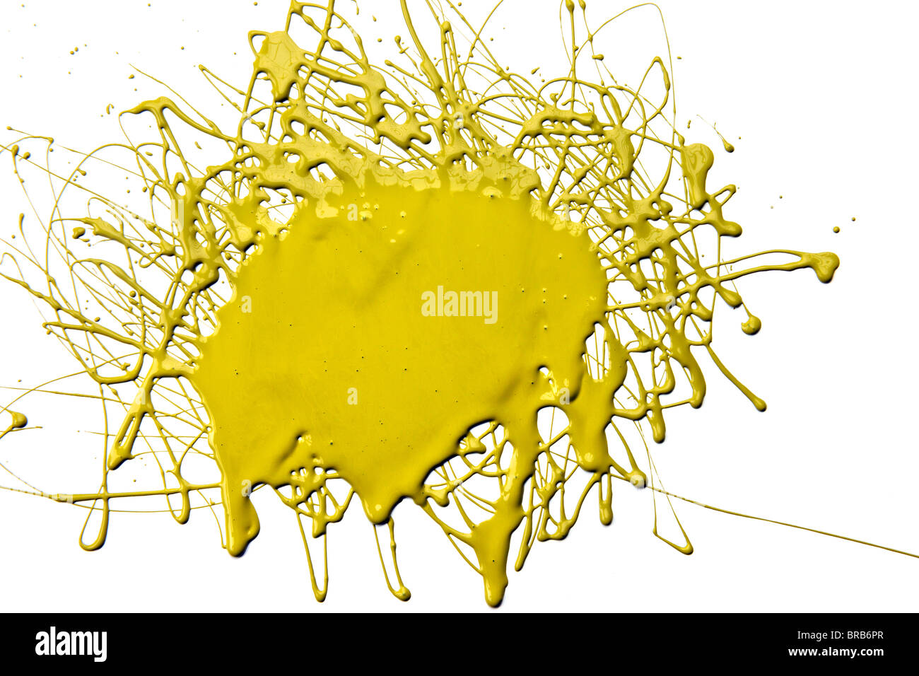 Peinture jaune éclaboussé sur fond blanc Banque D'Images
