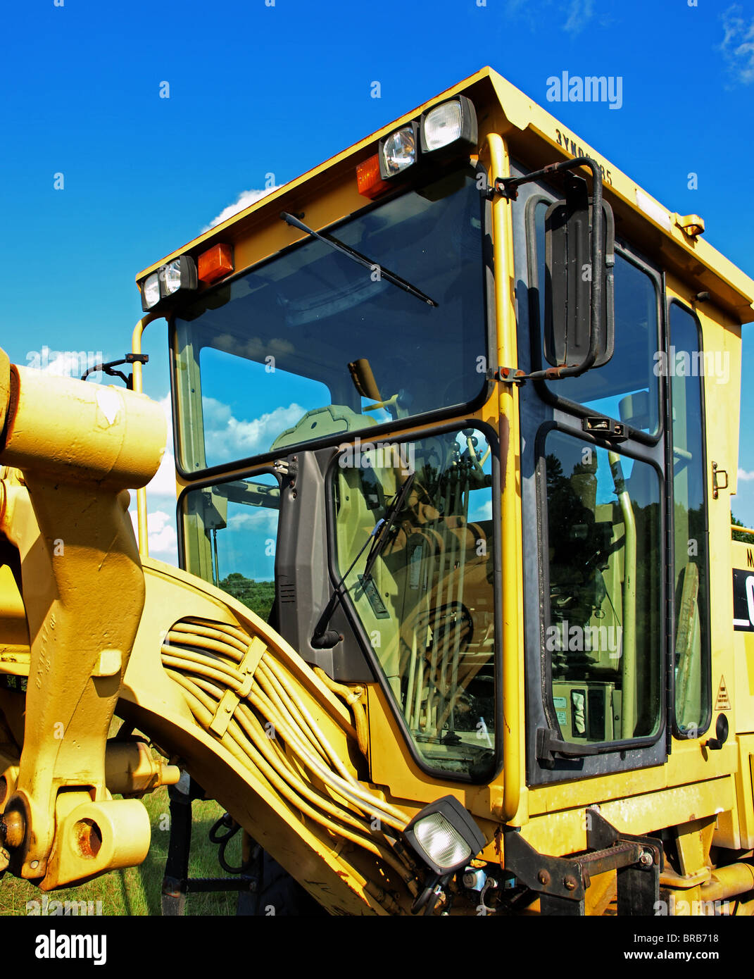 Bâtiment de construction matériel machines pelle niveleuse de route jaune cabine godet racleur lourd sur route libre lame rétro Banque D'Images