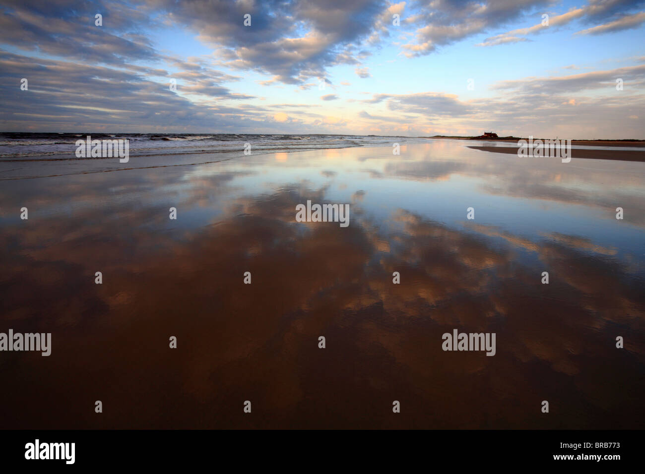 Crépuscule à Brancaster Beach sur la côte nord du comté de Norfolk. Banque D'Images