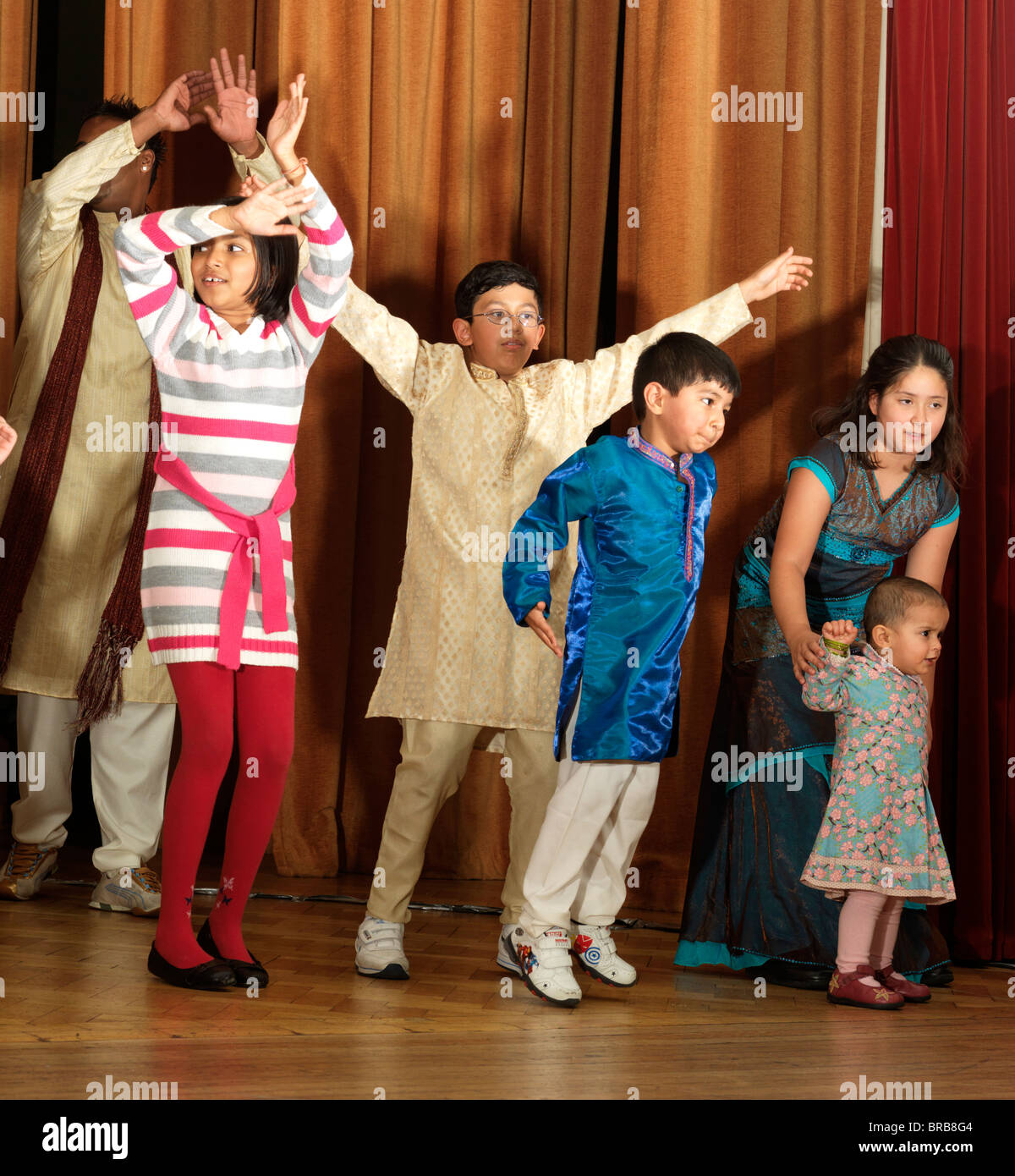 Danse enfants aux célébrations du Diwali Wandsworth Town Hall Londres Angleterre Banque D'Images