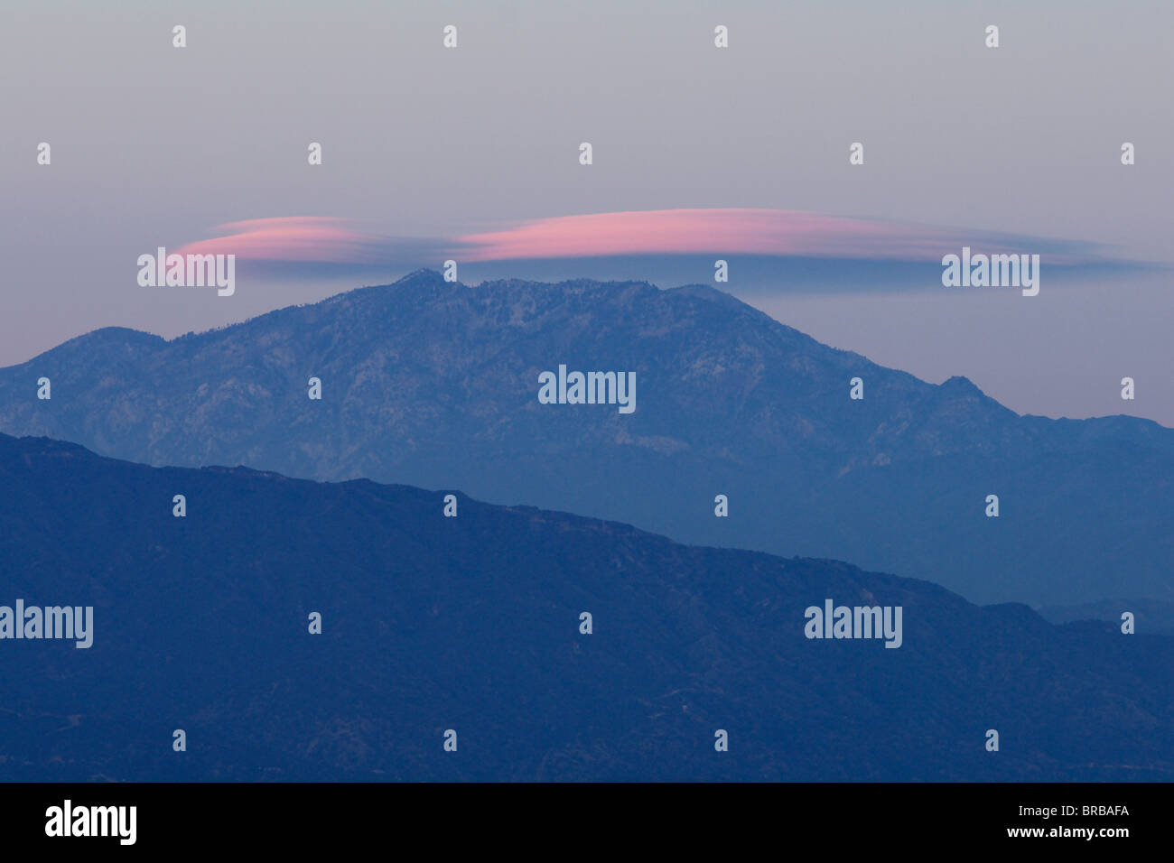 Nuage lenticulaire rose au coucher du soleil sur le San Gabriel mountains dans le comté de Los Angeles, Californie, USA. Image prise au sein de l'Angeles National Forest. Banque D'Images