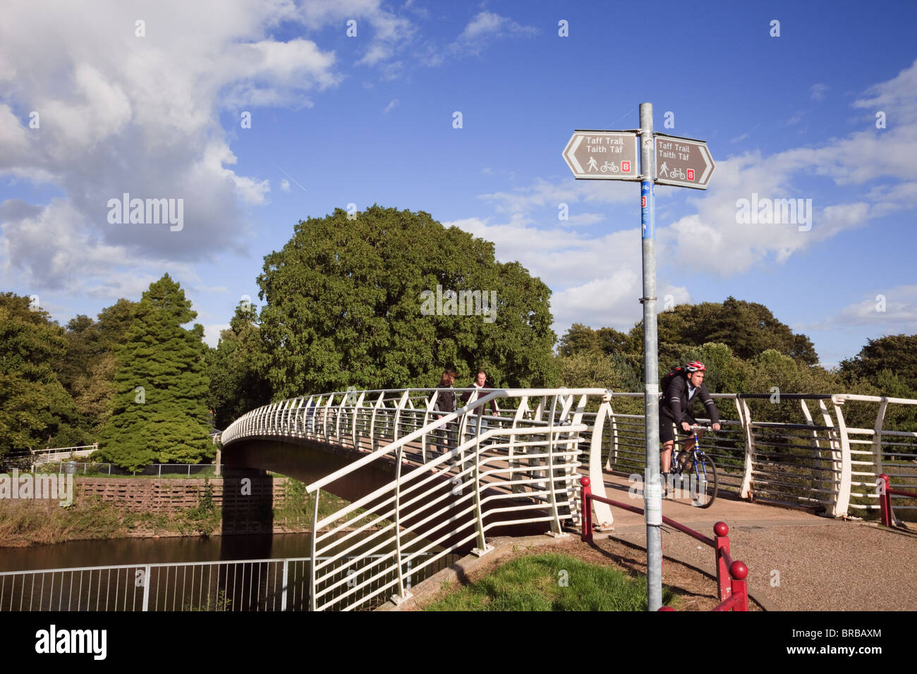 Réseau national de vélo route 8 et Taff Trail signe avec vélo cycliste sur la passerelle vers Bute Park en traversant la rivière Taff. Cardiff pays de Galles Royaume-Uni Banque D'Images