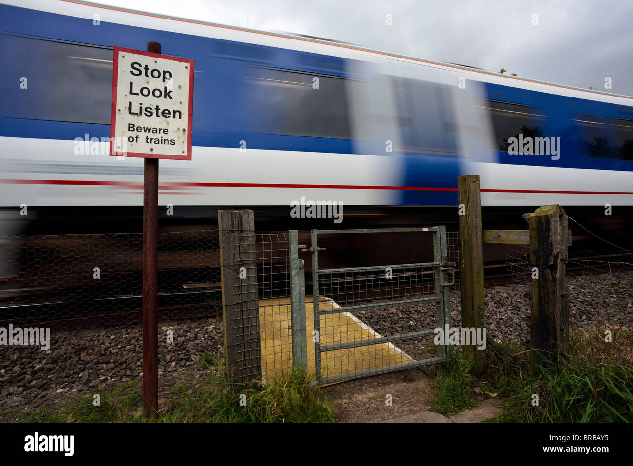 Passage à niveau piétonnier Rural, Claydon, Banbury, Oxfordshire, UK - Chiltern Railways passenger train passant. Banque D'Images