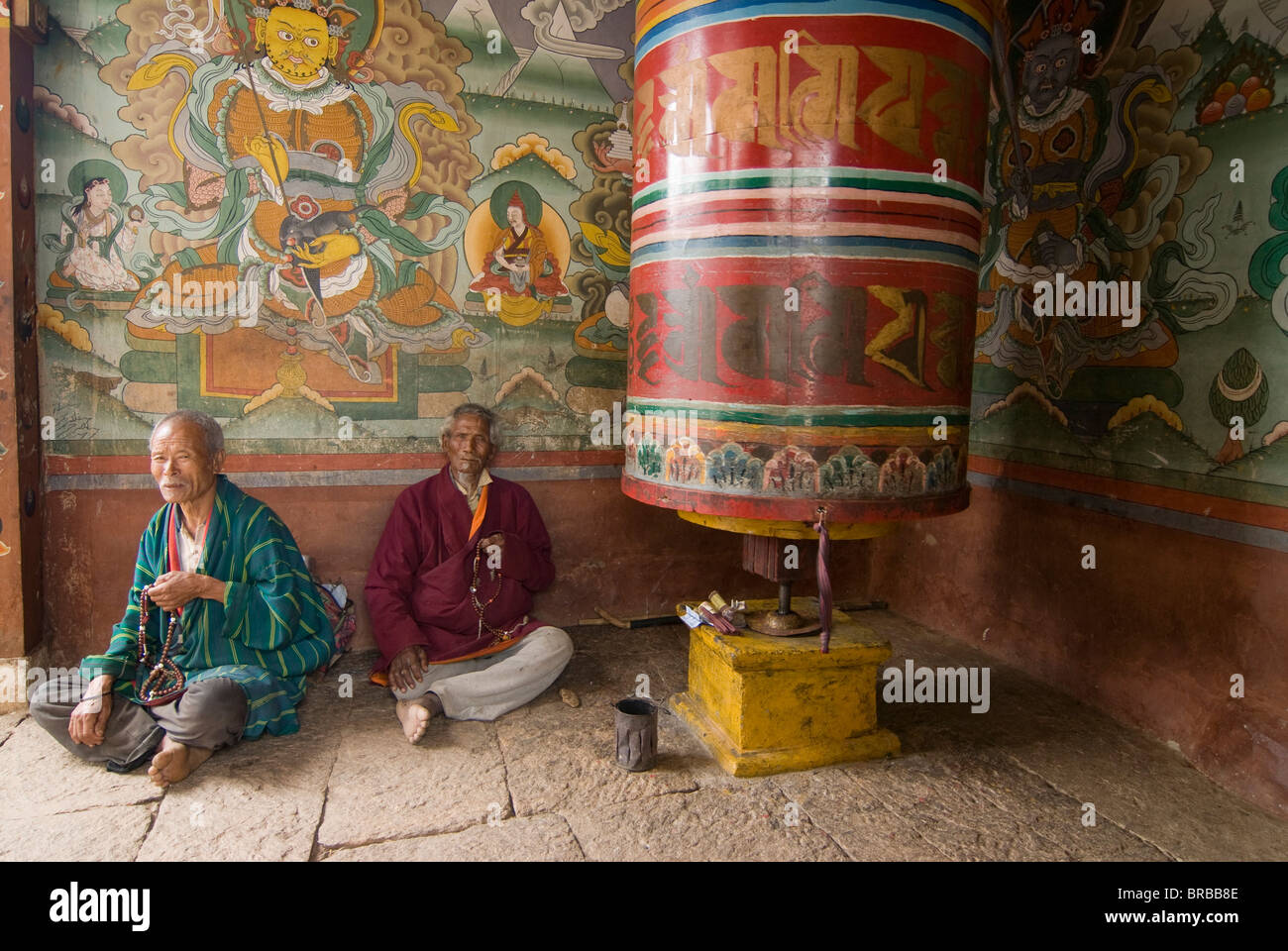 Vieux moines bouddhistes, Chimi Lhakhang, Bhoutan Banque D'Images