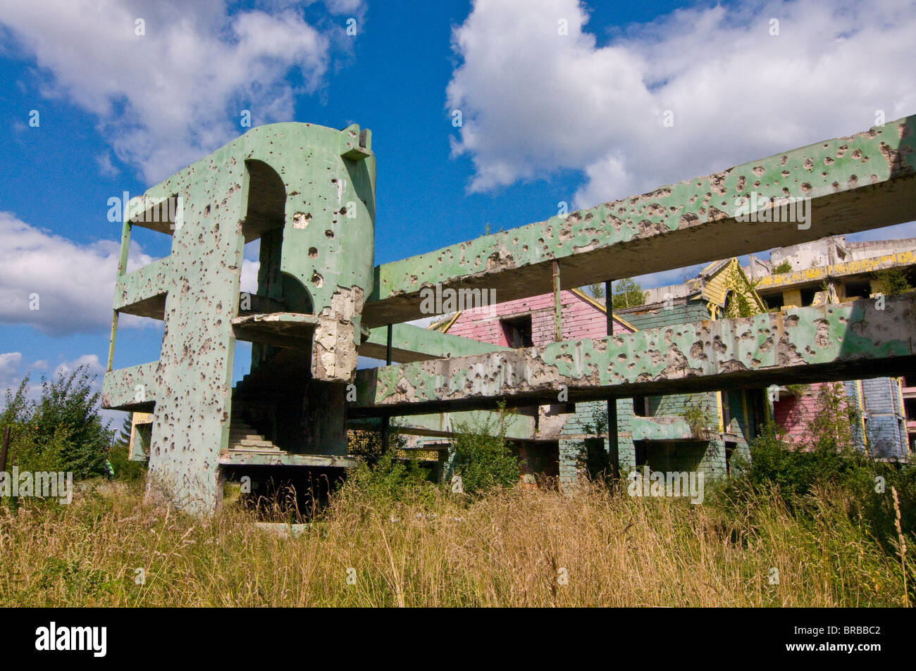 Détruit vieille maison pleine de trous de balle dans l'ancienne zone de guerre de Sarajevo, Bosnie-Herzégovine Banque D'Images
