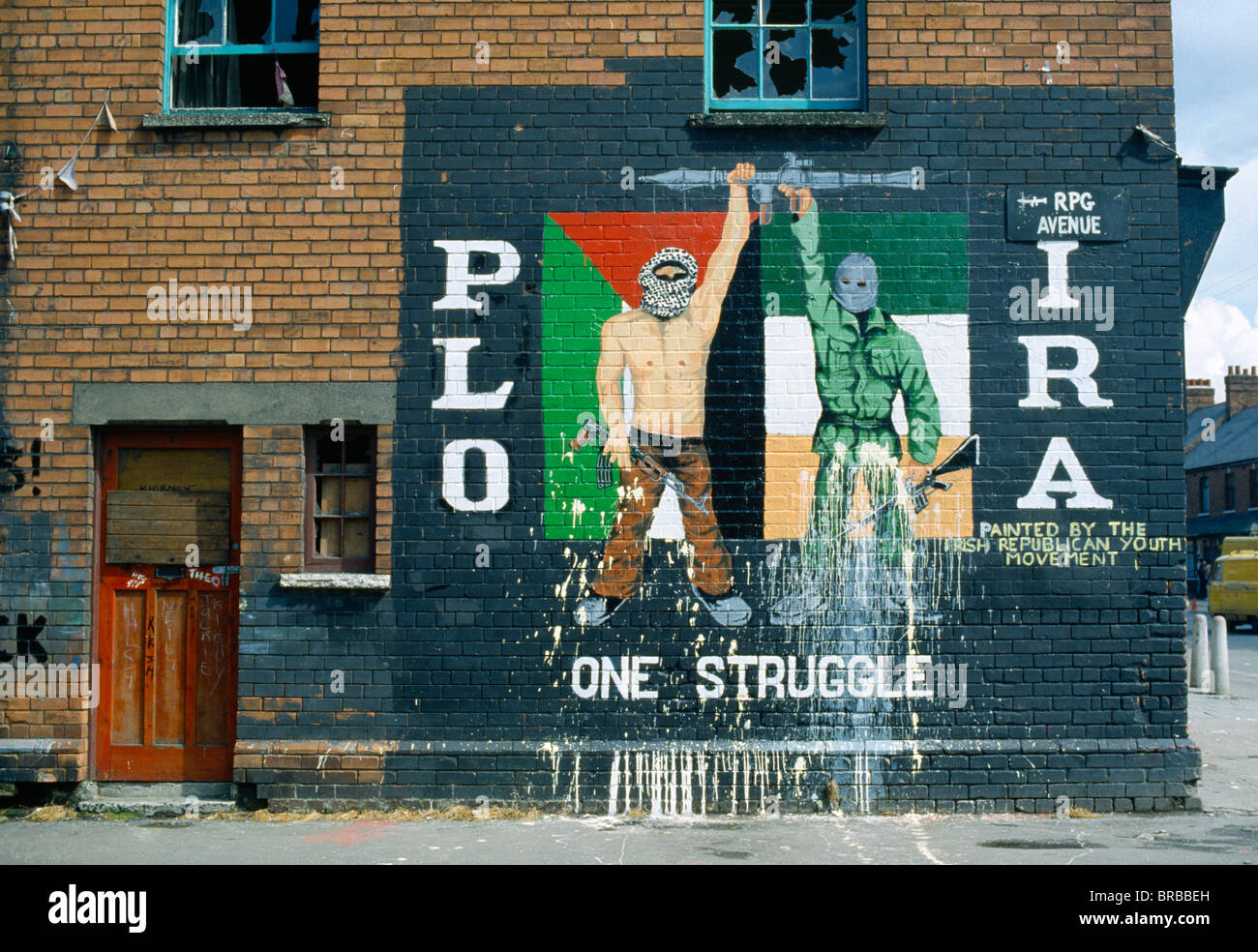 L'Irlande du Nord, Belfast, Falls Road, OLP IRA Fresque républicaine irlandaise sur le côté d'une maison mitoyenne Photo Stock - Alamy
