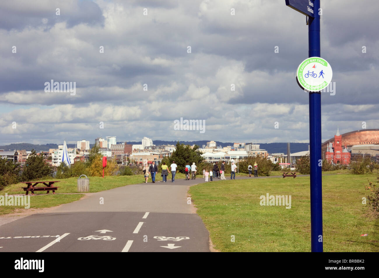 Cardiff Bay Trail inscrivez-vous sur la marche et le vélo itinéraire par barrage de Cardiff Park. Cardiff (Caerdydd), Glamorgan, Pays de Galles, Royaume-Uni. Banque D'Images