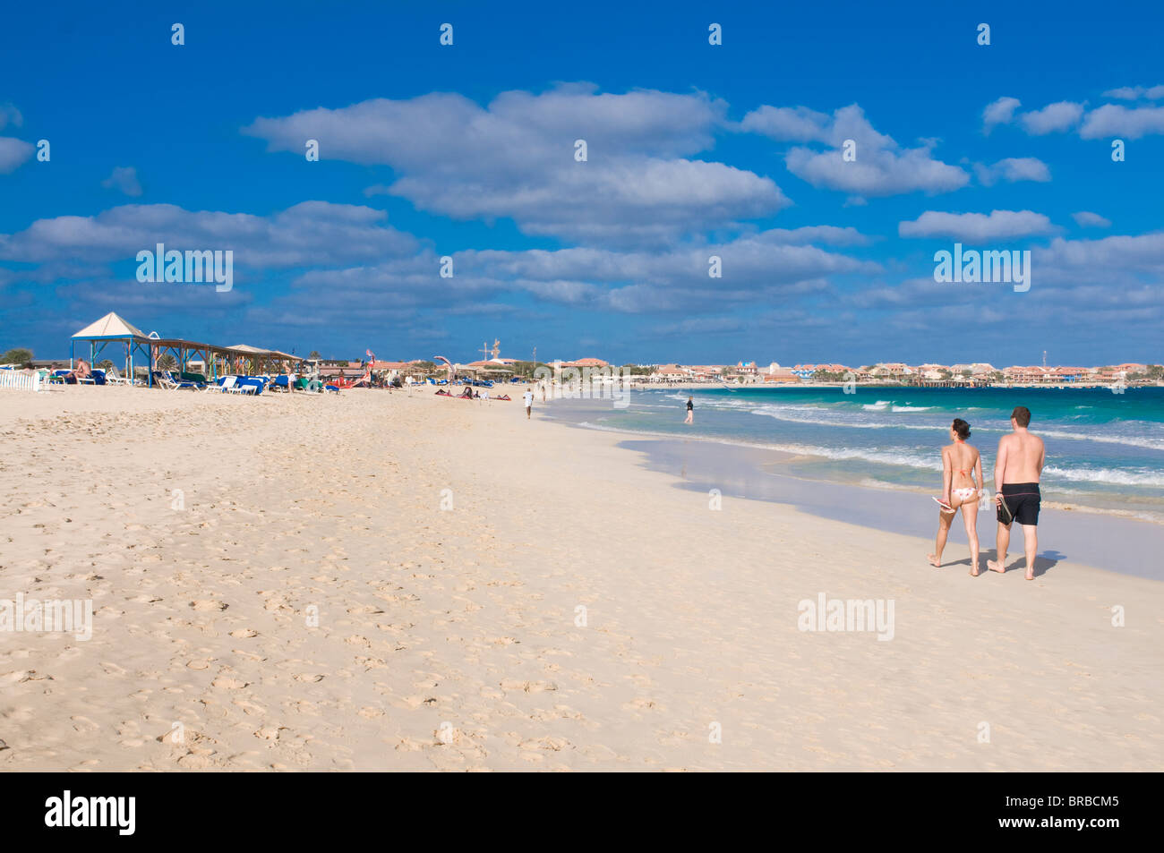 Les gens se promener sur une plage de sable fin, Santa Maria, Sal, Cap-Vert, Atlantique Banque D'Images