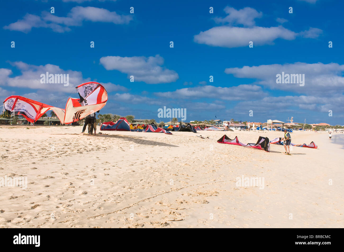 Kiteboarder on sandy beach, Santa Maria, Sal, Cap-Vert, Atlantique Banque D'Images